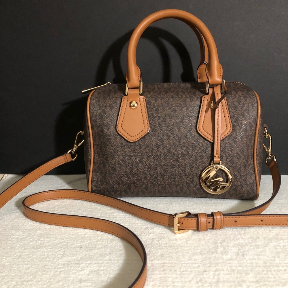 🎊 Michael Kors Signature Crossbody Bag 🎊
